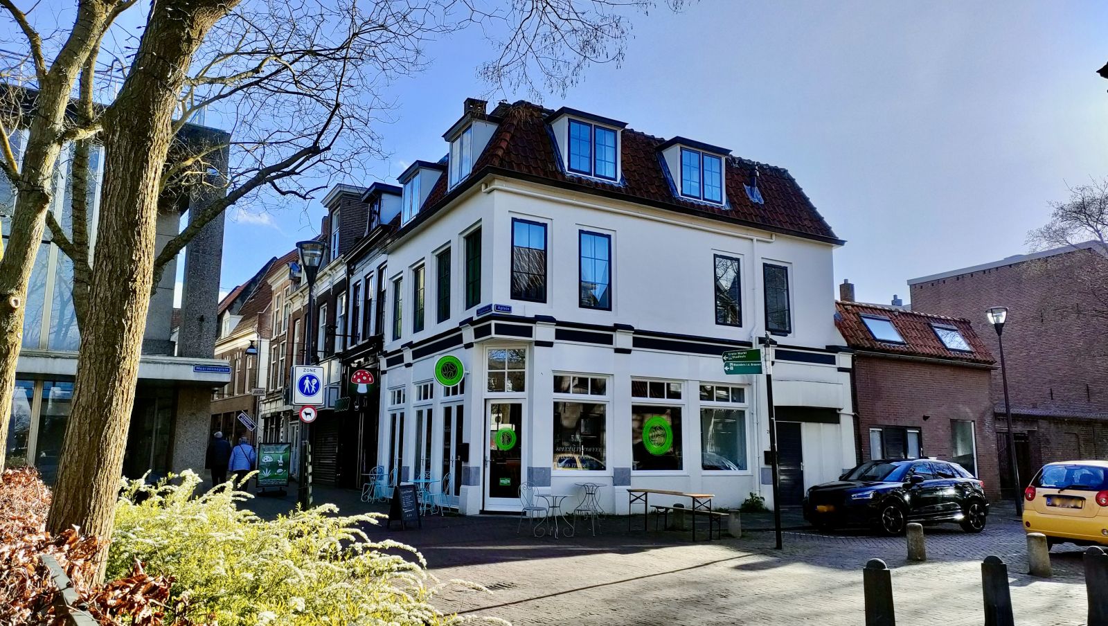 Zwolle - Koffiebar Gesitueerd In Hoekpand Van één Van De Drukste ...